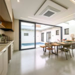 Casa Térrea – Condomínio Maria Cândida - 300 m² de terreno - 212 m² de área construída - 4 vagas de garagem, sendo 2 cobertas - Sala de jantar e estar integradas, com pé-direito duplo e cortina - 3 suítes com ar-condicionado, sendo 1 master com closet – planejado – Roupeiro – Escritório - Cozinha