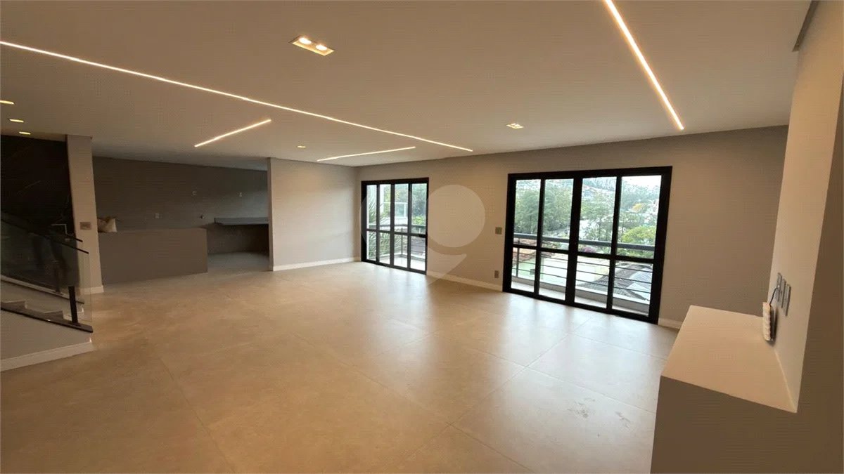 Sobrado de alto padrão no Swiss Park, totalmente reformado, com 4 suítes, piscina, elevador, espaço gourmet, 4 vagas e condomínio com lazer completo.