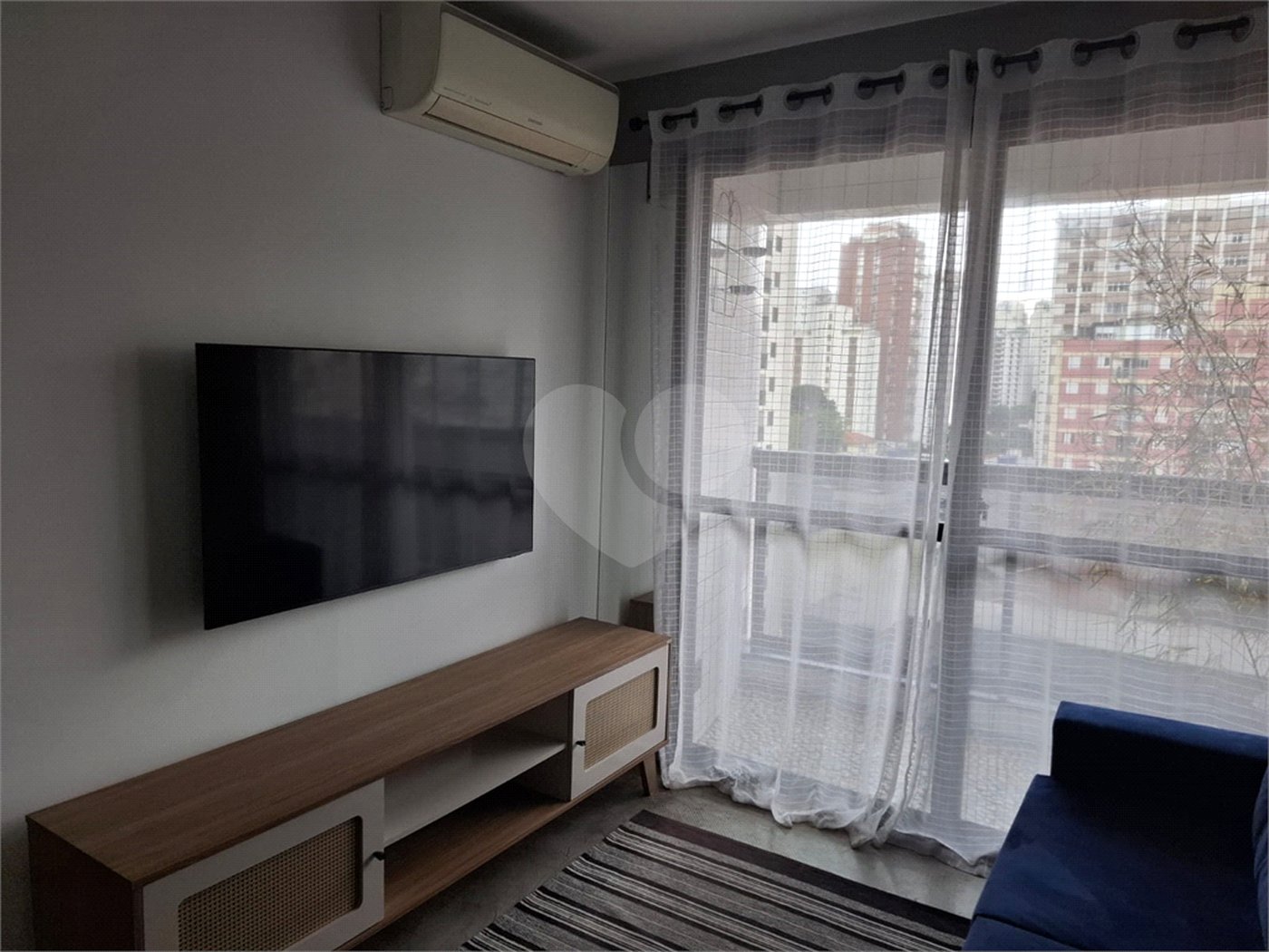 Apartamento moderno e mobiliado, 1 dormitório 1 banheiro, sala de star com varanda, cozinha americana, na Vila Olímpia.