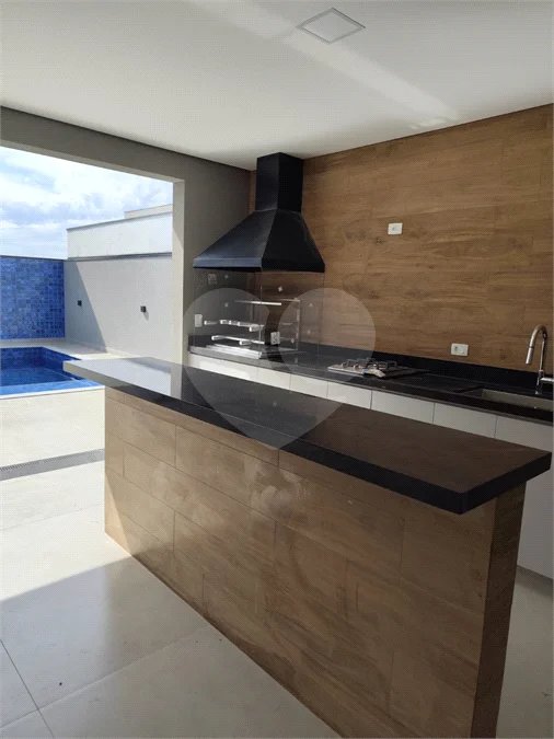 Casa com 3 suítes, piscina e área gourmet em terreno de 360m²