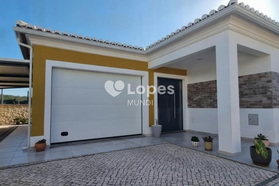 Casa com 3 quartos à venda em Mexilhoeira Grande, Portimão, Portugal – Piscina