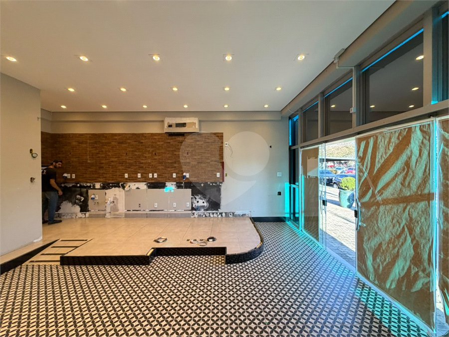 SALÃO COMERCIAL PARA LOCAÇÃO EM INDAIATUBA SP! - Av. Pres. Kennedy! - Salão comercial de 89,64 m² no térreo do Edifício Granada une modernidade, conforto e a melhor localização de Indaiatuba. Destaques do Imóvel: - Espaço Amplo: Salão principal com excelente iluminação natural. - Infraestrutura: