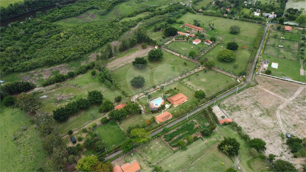 Casa à venda com 8 quartos, sendo 4 suítes, no condomínio Santa Filomena, Salto - SP