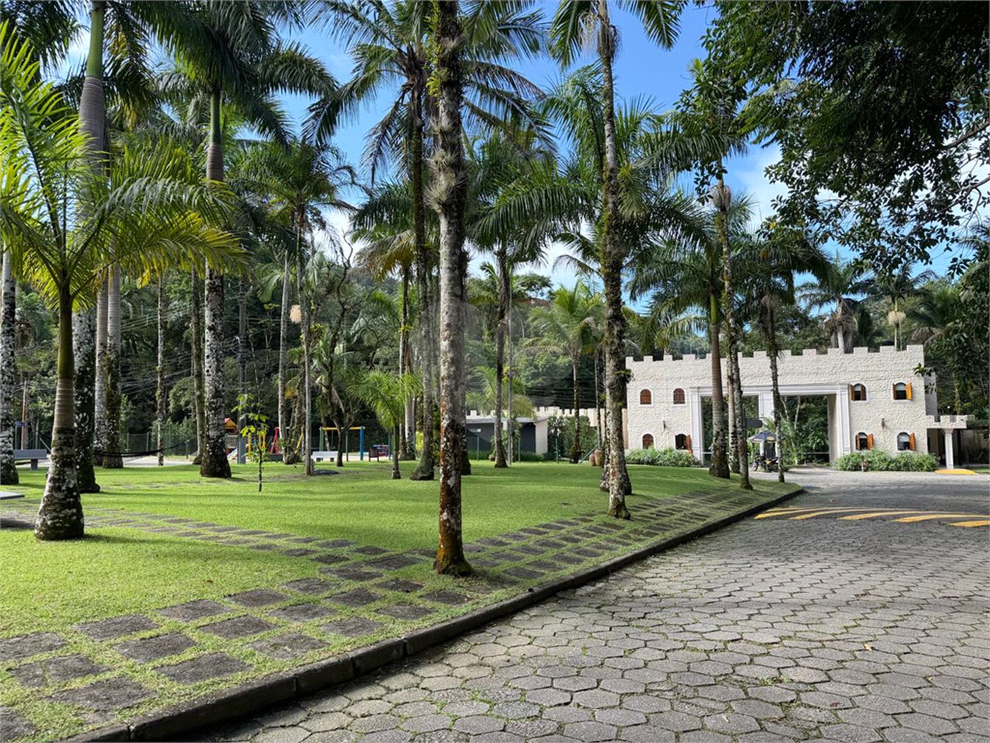 Casa à venda com 6 suítes em Massaguaçu, Caraguatatuba, SP