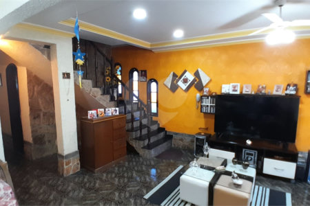 Casa à venda com 4 quartos, sendo 1 suíte, em Bangu, Rio de Janeiro, RJ