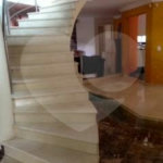 Sobrado à venda com 4 quartos, sendo 2 suítes, em Alpes da Cantareira, Mairiporã, SP