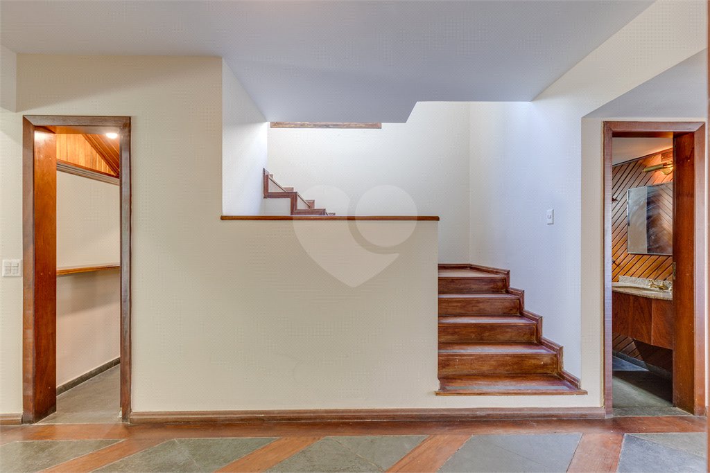Casa à venda com 5 quartos, sendo 3 suítes, no condomínio Granja do Morumbi, São Paulo - SP