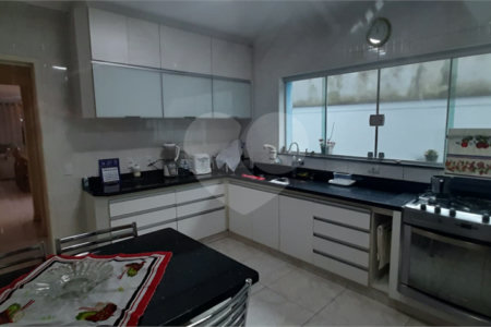Sobrado à venda com 4 quartos, sendo 1 suíte, em Vila Lúcia, São Paulo, SP