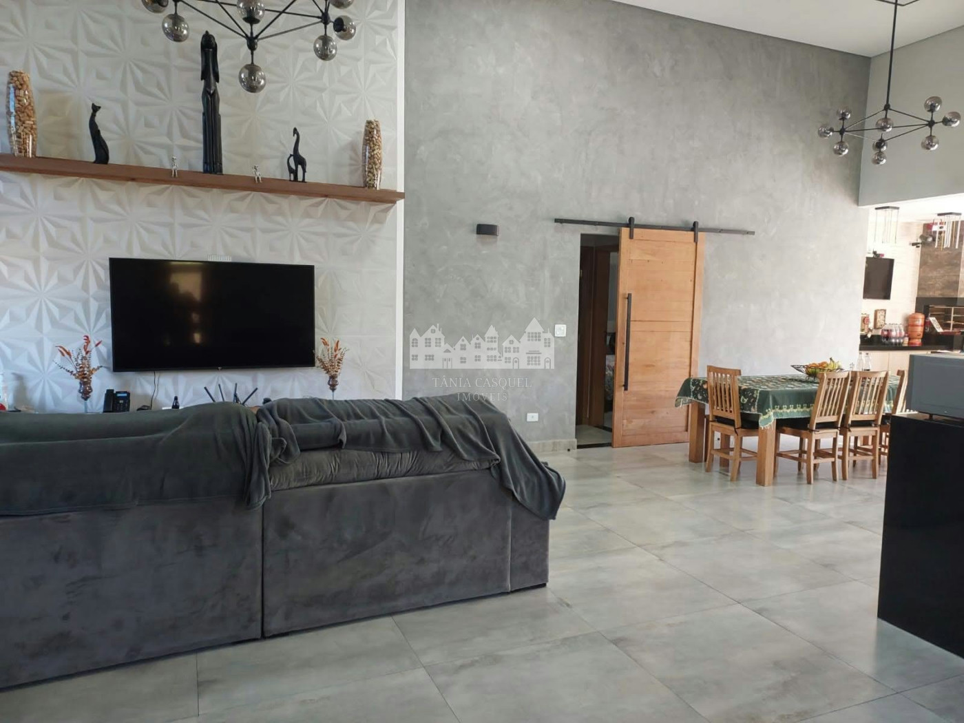 Casa à venda com 4 quartos, sendo 2 suítes,  no condomínio Figueira Garden, Atibaia - SP