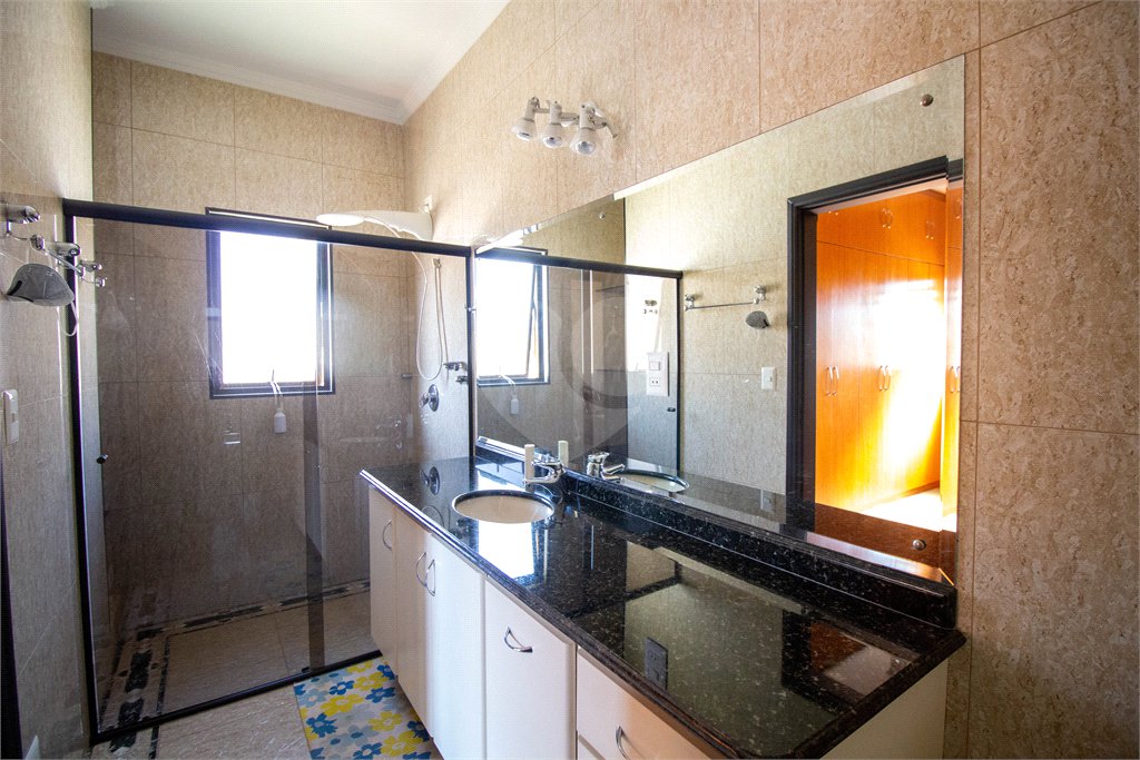 Sobrado à venda com 5 quartos, sendo 3 suítes, no Centro, São Roque, SP