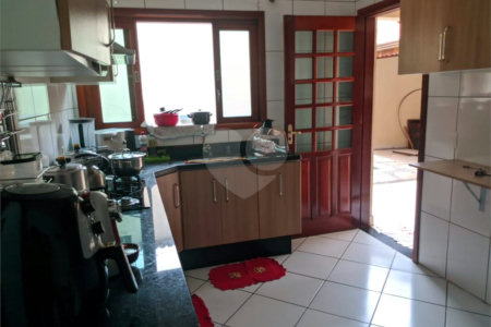 Sobrado à venda com 3 quartos, sendo 1 suíte,  em Jardim Vitória, Suzano, SP