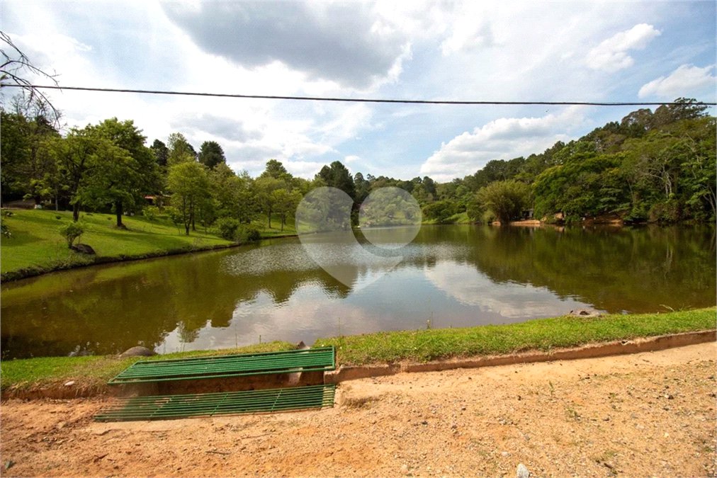 Casa à venda com 4 quartos, sendo 1 suíte,  no condomínio Sítio das Hortências, São Roque - SP