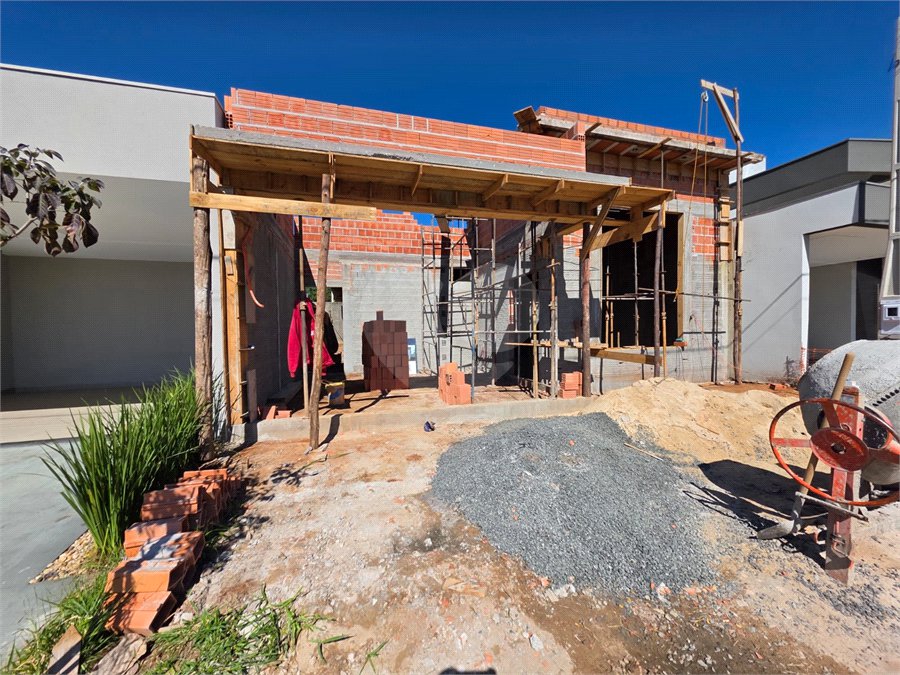 Casa térrea 3 dormitório 1 suíte com closet à venda no Condomínio Vileneuve,