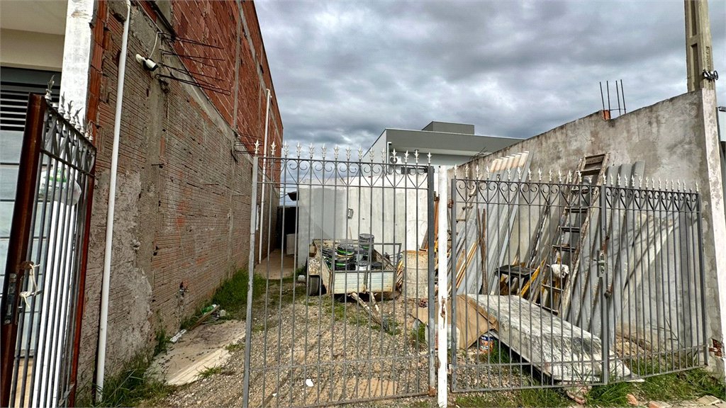 Sobrado a venda com 3 dormitorios sendo 1 suite com closet e varanda no bairro Arcoville