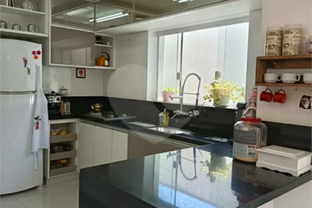 Sobrado novo, com 250m², 3 quartos, sendo 1 suíte, 2 garagens, à venda na Vila Prudente