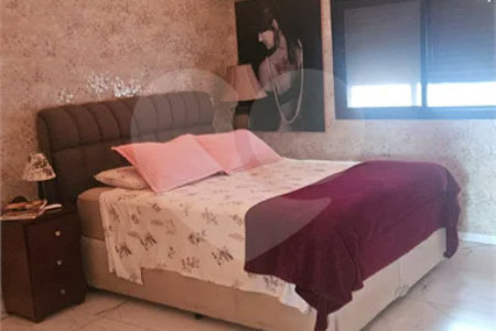 Indaiatuba- condominio Vale das Laranjeiras - Itaici - Terreno 3040,00 ms- construida 220ms - 3 dormitórios, sendo 2 suítes e uma suíte master com closet, além de uma sala ampla com 3 ambientes, Cozinha planejada,, campo de futebol/vôlei, Area de lazer com piscina, espaço gourmet com churrasque