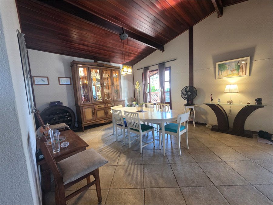 Casa à venda com 3 quartos, sendo 1 suíte, no condomínio Estância Marambaia, Vinhedo - SP