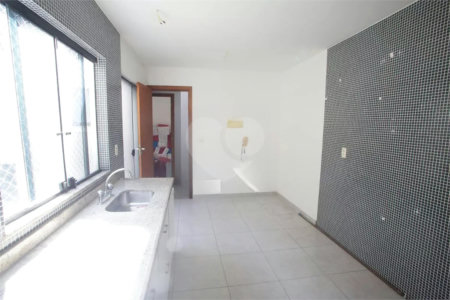Casa à venda com 4 quartos, sendo 3 suítes, no condomínio Lícia de Alvarenga, Rio de Janeiro - RJ