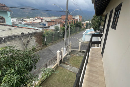 Casa à venda com 5 quartos, sendo 3 suítes, no condomínio Recanto das Palmeiras, Rio de Janeiro - RJ