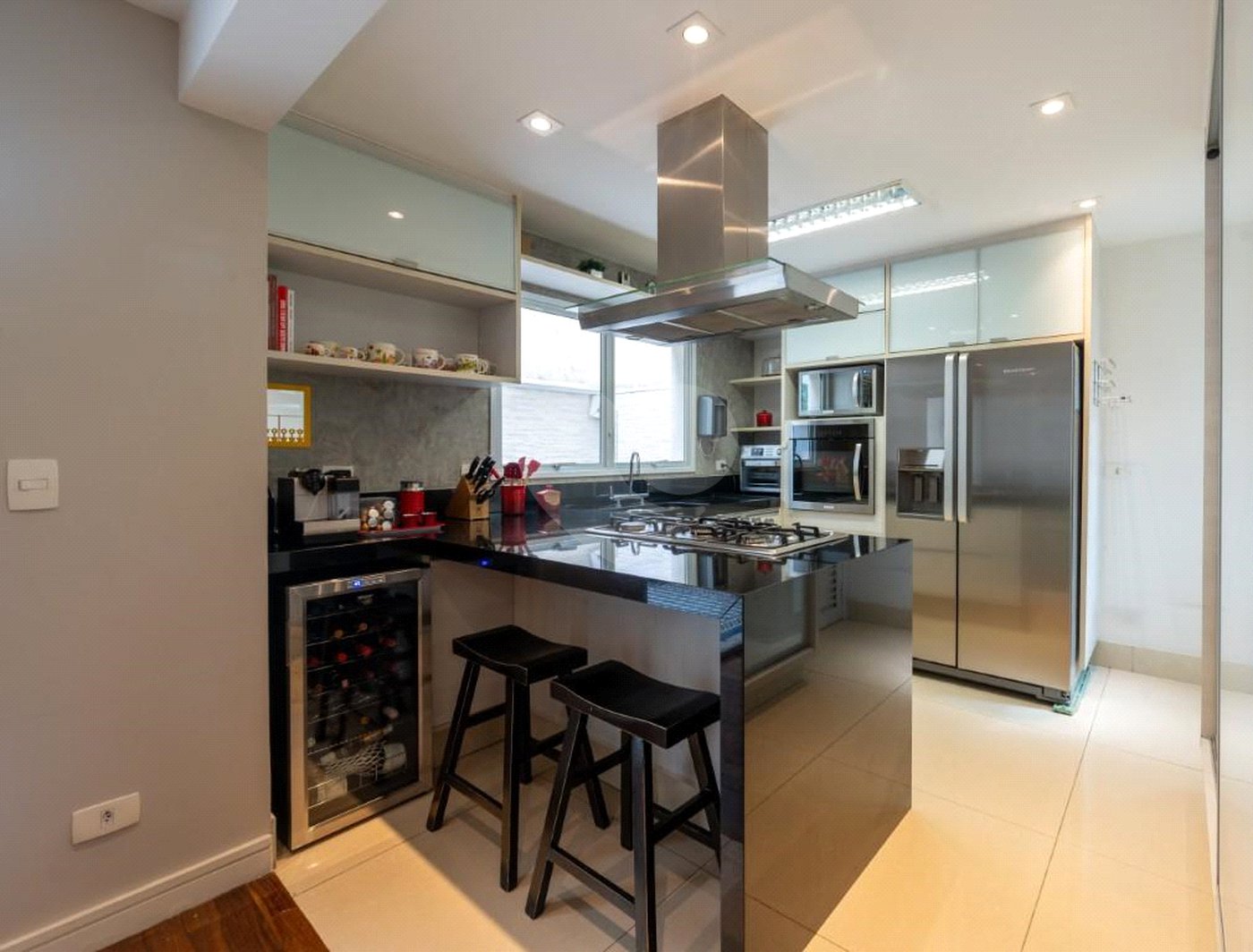 Casa à venda com 4 quartos, sendo 2 suítes, no condomínio Melbourne Residence, São Paulo - SP
