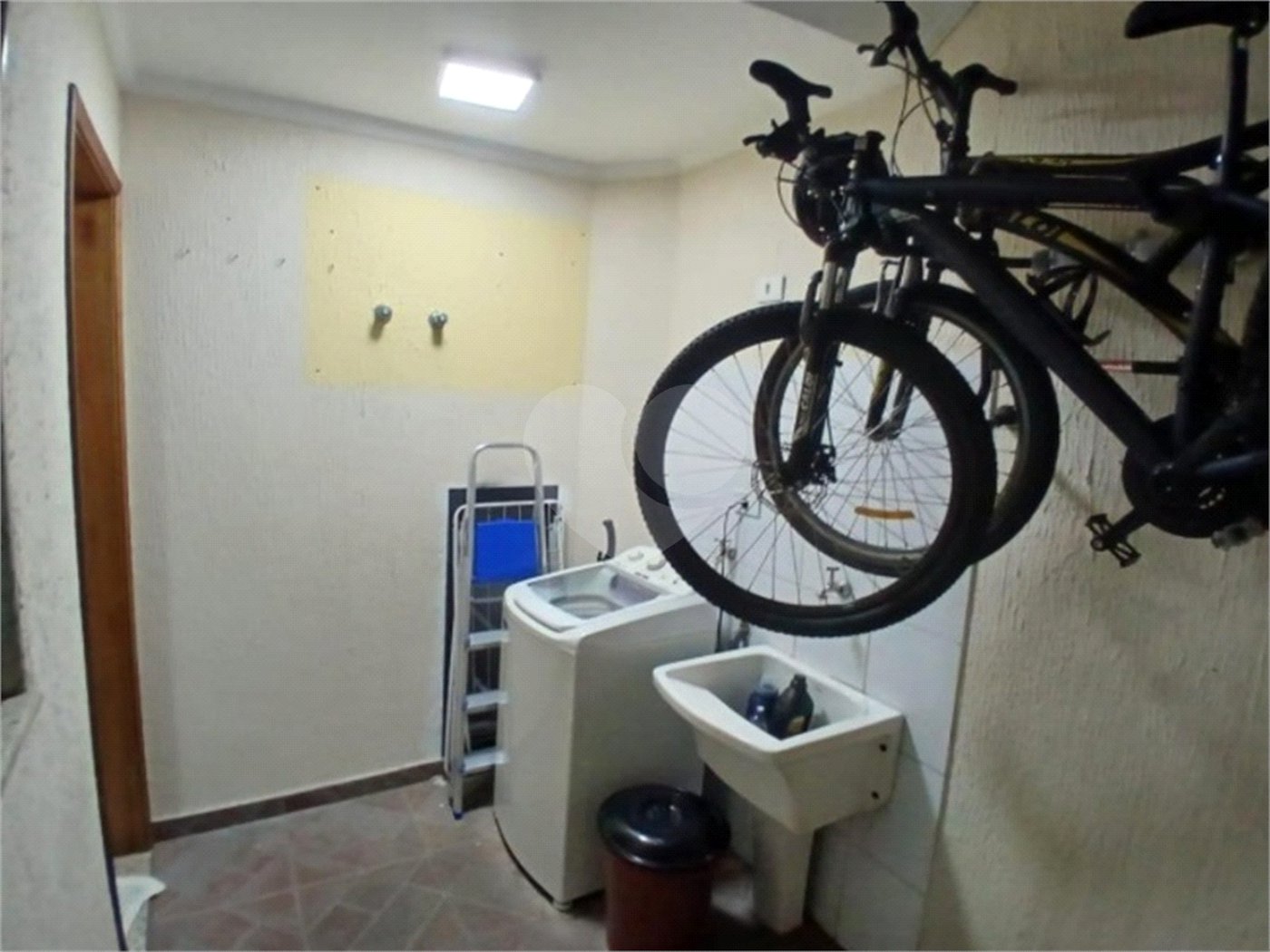 Casa à venda com 3 quartos, sendo 1 suíte, no condomínio Residencial Doutor Emanuel Dias, São Paulo - SP