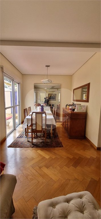 Casa à venda com 4 quartos, sendo 2 suítes, no condomínio Casas de Windsor, São Paulo - SP