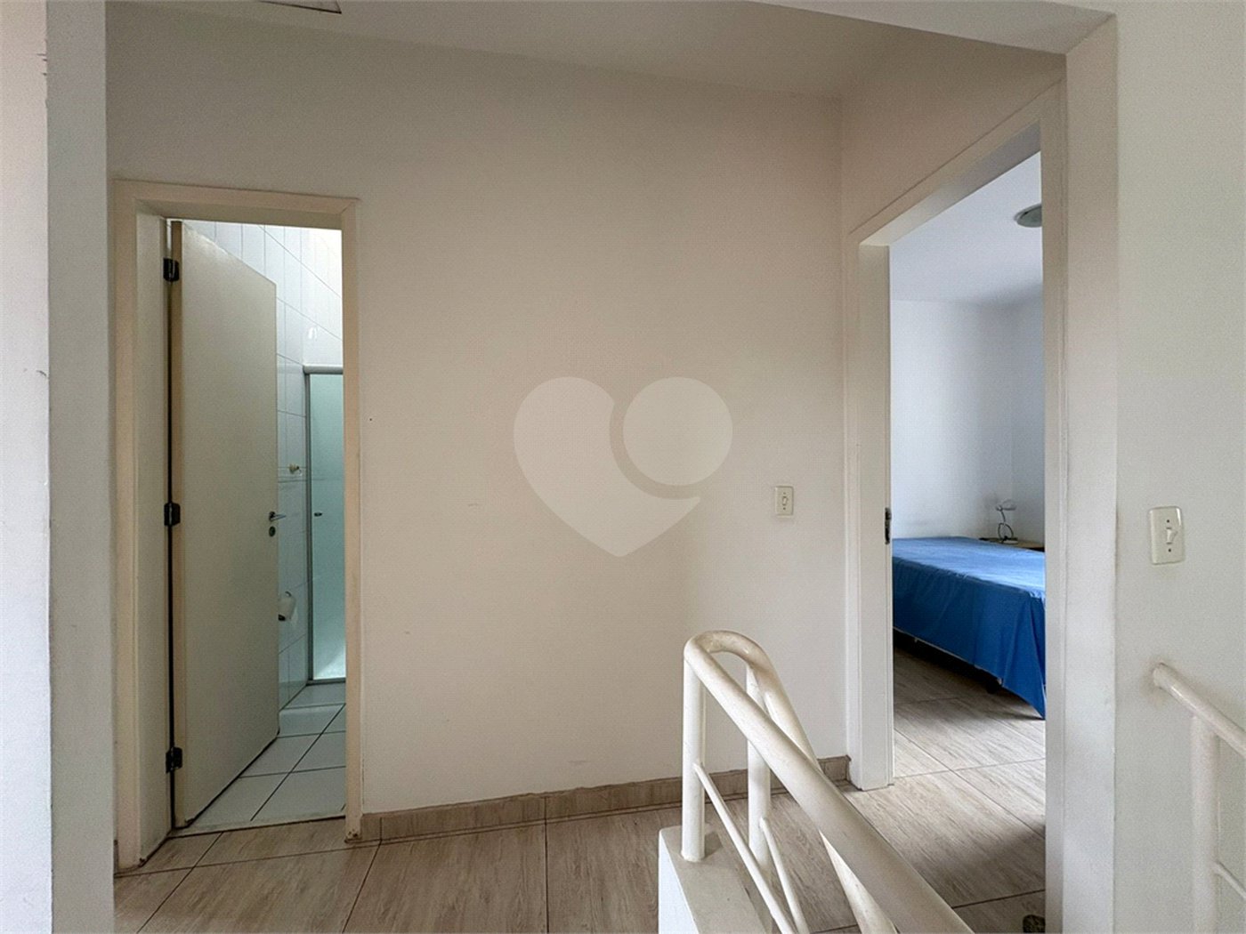 Casa à venda com 3 quartos, sendo 1 suíte, no condomínio New Village, Cotia - SP
