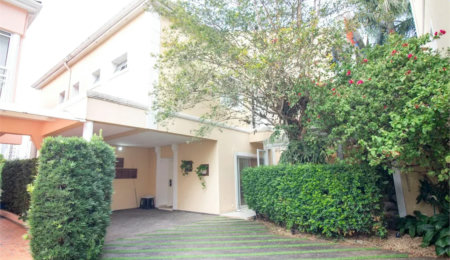 Casa à venda com 4 quartos, sendo 3 suítes,  no condomínio Residencial Sans Souci, São Paulo - SP