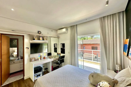 Casa à venda com 4 quartos, sendo 3 suítes,  no condomínio Vilarejo, Carapicuíba - SP