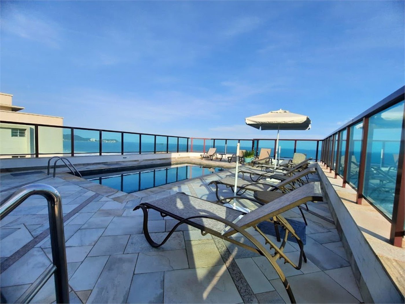 Apartamento Residencial à venda, Pitangueiras, Guarujá - AP0136.