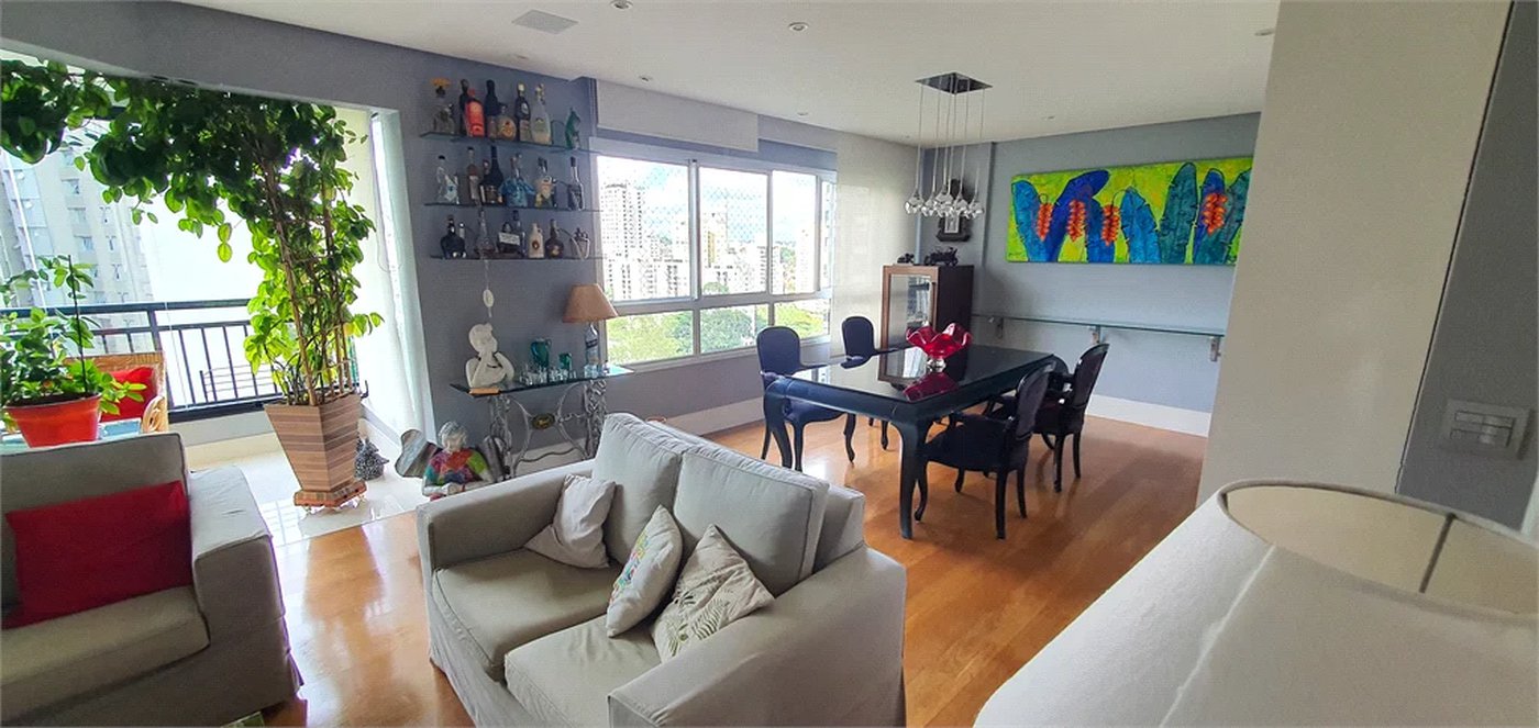 Apartamento luxuoso com 130m2, 3 suítes, 4 vagas.