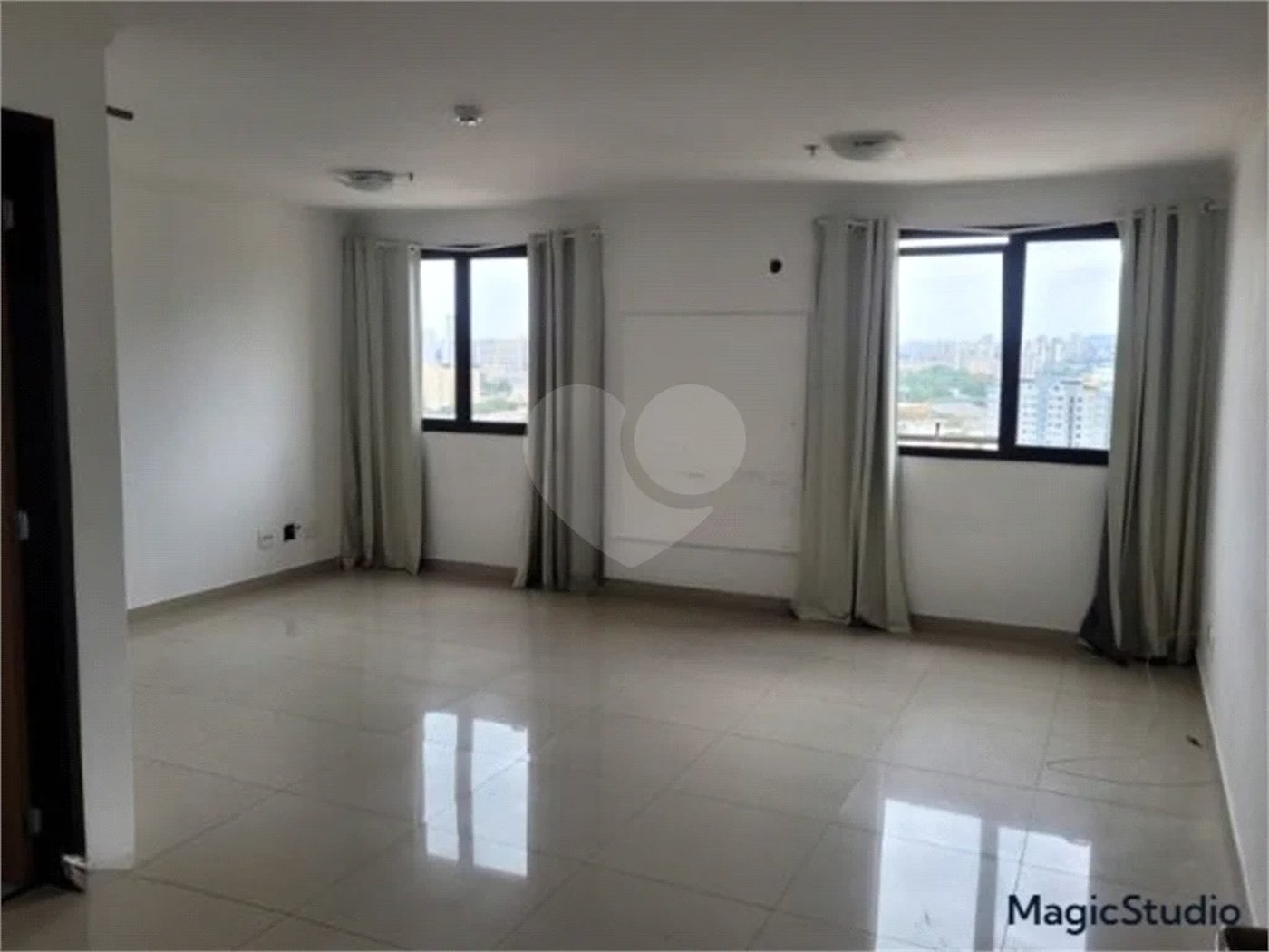Sala comercial com 35m² , 1 vaga , 1 banheiro , à venda na Penha.