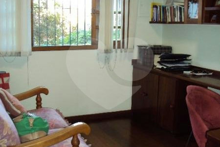 Sobrado à venda com 4 quartos, sendo 2 suítes, em Jardim Peri Peri, São Paulo, SP