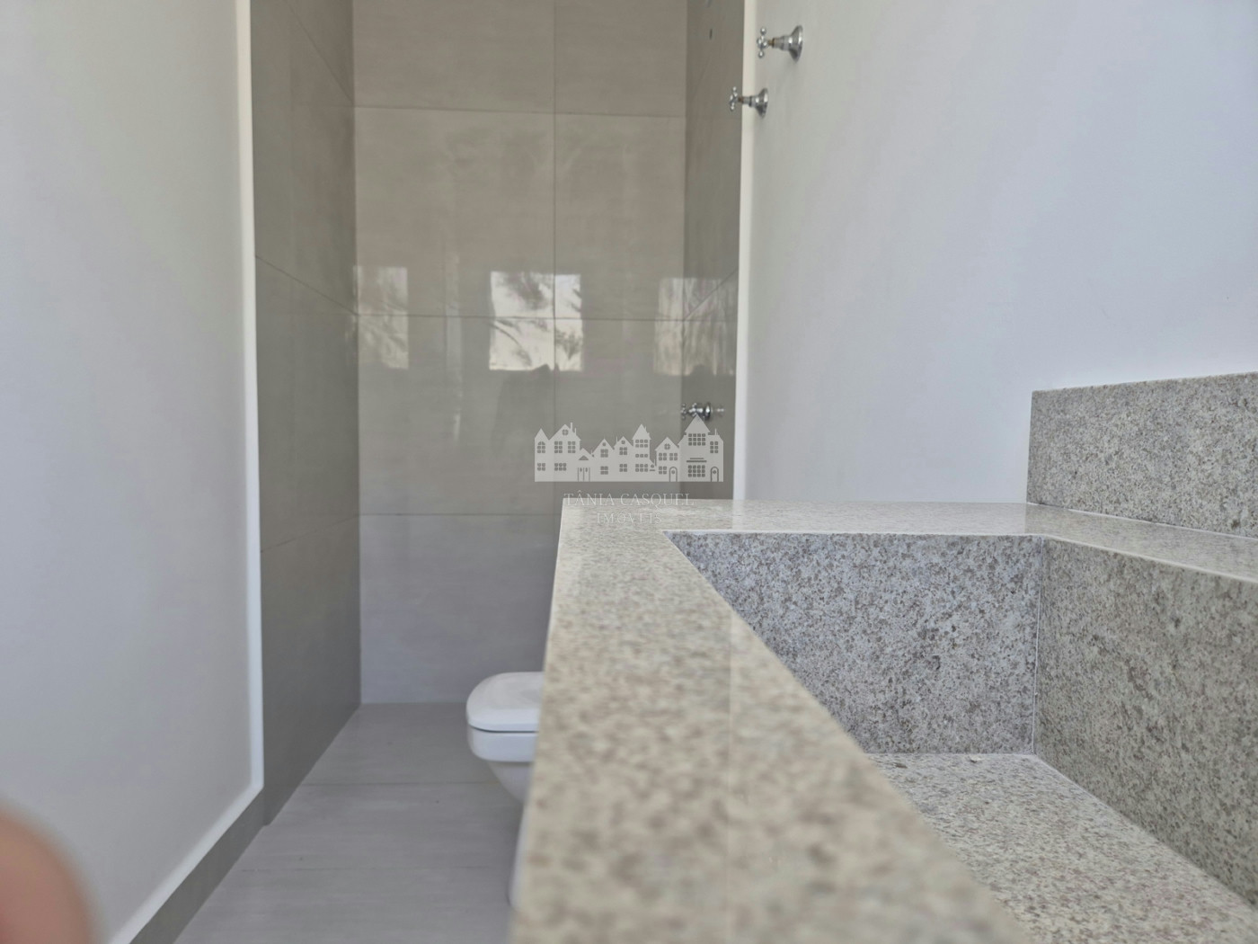 Casa à venda com 4 quartos, sendo 3 suítes, em Vila Petrópolis, Atibaia, SP