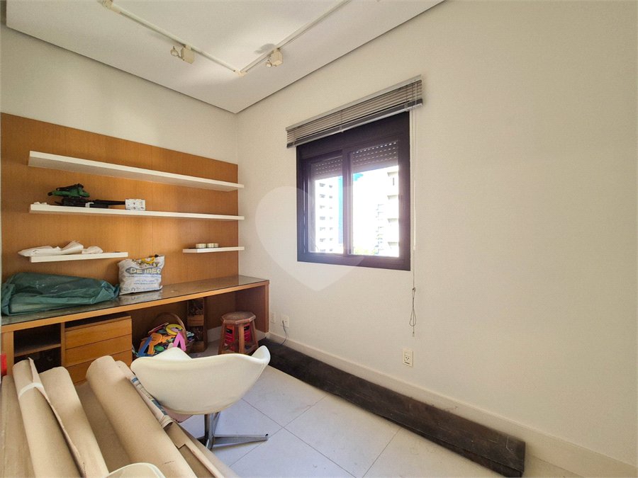 Apartamento à venda ou para alugar com 4 quartos, sendo 3 suítes, em Moema, São Paulo, SP