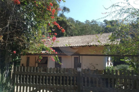 Casa à venda com 4 quartos, sendo 1 suíte, no condomínio Quinta da Cachoeira, Embu das Artes - SP
