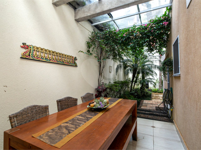 Casa à venda com 5 quartos, sendo 4 suítes,  no condomínio Villa de Monterey, São Paulo - SP