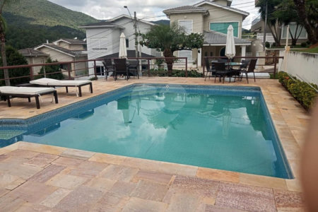 Casa à venda com 4 quartos, sendo 3 suítes, no condomínio Refúgio do Sauá I, Atibaia - SP
