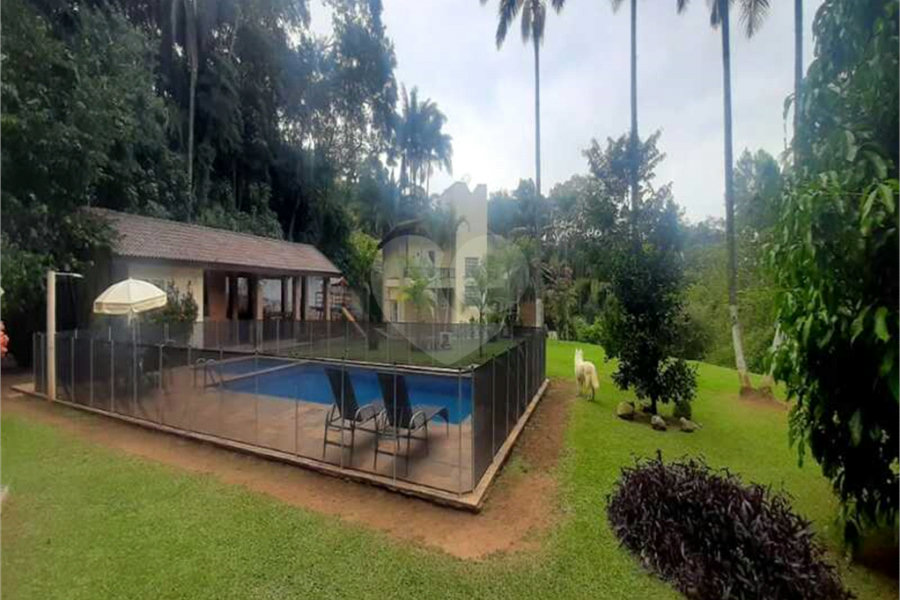 Sobrado à venda com 4 suítes em Serra da Cantareira, Mairiporã, SP