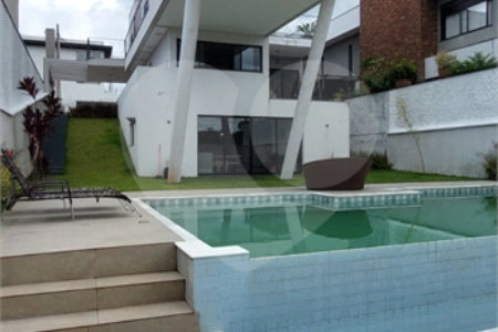 Casa à venda ou para alugar com 4 suítes no condomínio Figueira Garden, Atibaia - SP