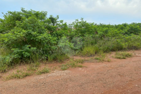 Terreno plano contendo 150,00 m² de área total.