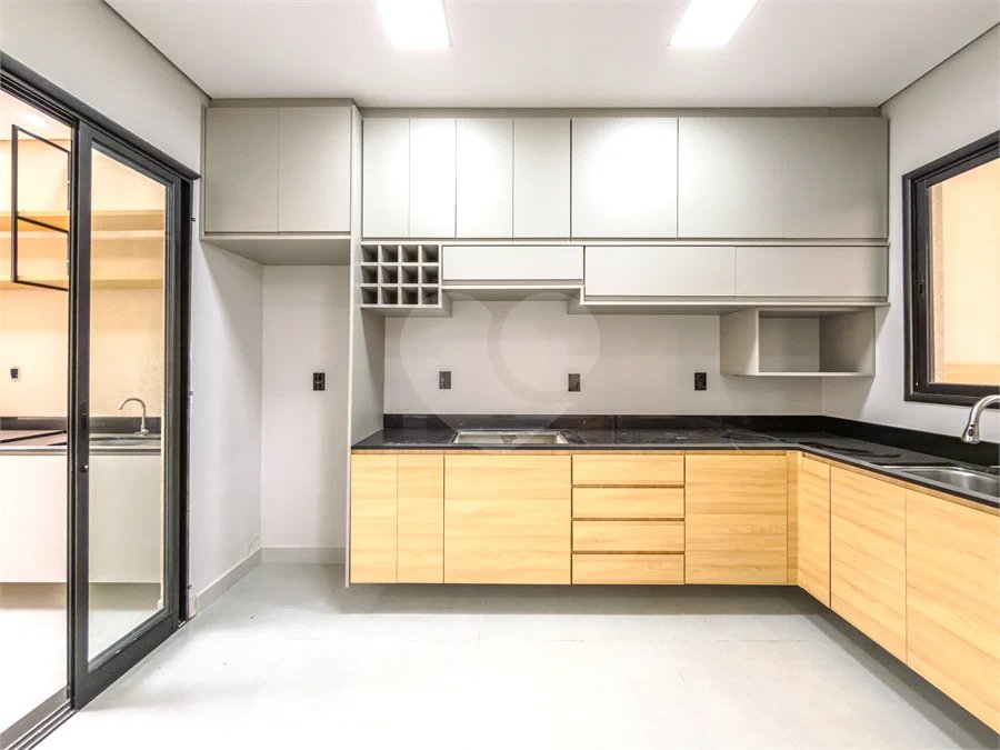 Indaiatuba - Jardim Bom sucesso - Área total: 150m² - Área construída: 115m² - 3 dormitórios sendo 1 suíte com armário planejado;Sala para dois ambientes; Banheiros com box gabinetes e espelhos; Área gourmet com churrasqueira a carvão e móveis planejados; Lavanderia coberta; Ar condicionado na sala