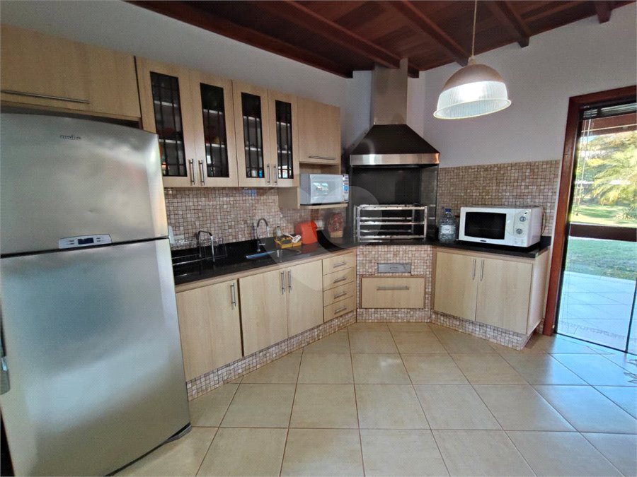 Casa à venda com 7 quartos, sendo 4 suítes, no condomínio Riviera de Santa Cristina XIII, Paranapanema - SP