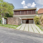 Casa à venda com 5 quartos, sendo 3 suítes, no condomínio Granja do Morumbi, São Paulo - SP