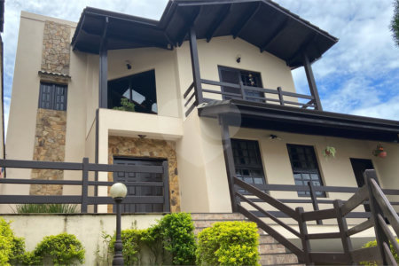 Sobrado à venda com 3 quartos, sendo 1 suíte,  em Vila Suissa, Mogi das Cruzes, SP