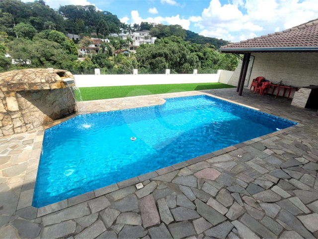 Casa à venda com 5 quartos, sendo 3 suítes,  no condomínio Alpes da Cantareira, Mairiporã - SP