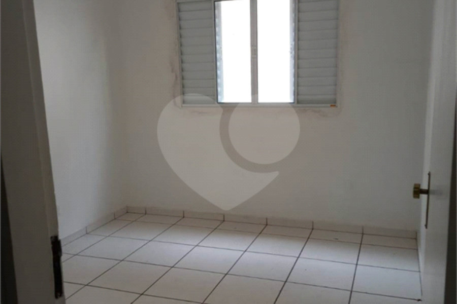 Casa à venda com 3 quartos, sendo 1 suíte, no condomínio Village St. Louis, São Paulo - SP