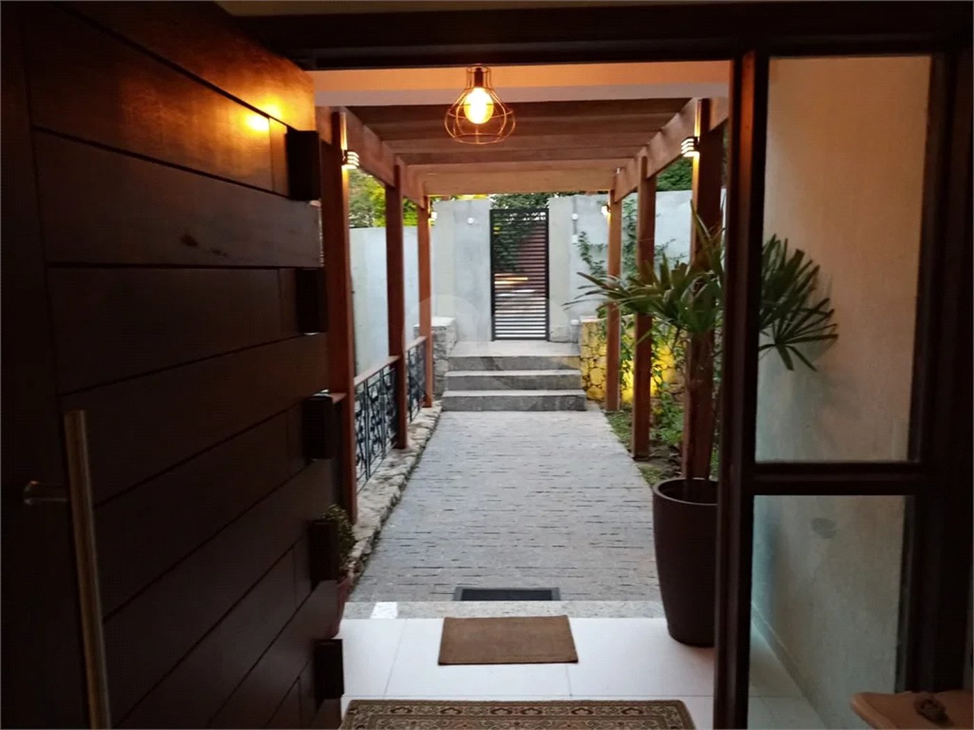 Casa à venda ou para alugar com 5 quartos, sendo 4 suítes, no condomínio Associação Reserva das Hortênsias, Mairiporã - SP