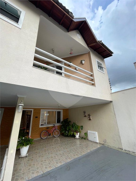 Casa à venda com 3 quartos, sendo 1 suíte, no condomínio Residencial Villagio Vitória, Guarulhos - SP
