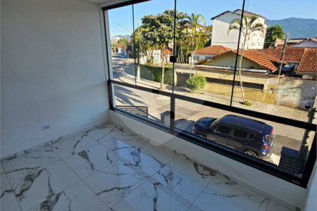 Casa à venda com 3 quartos, sendo 1 suíte,  em Maracanã, Praia Grande, SP